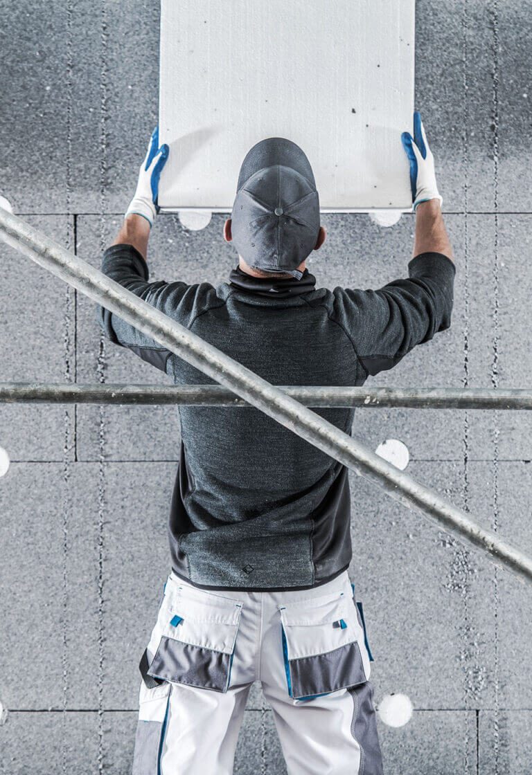 dělník při zateplování