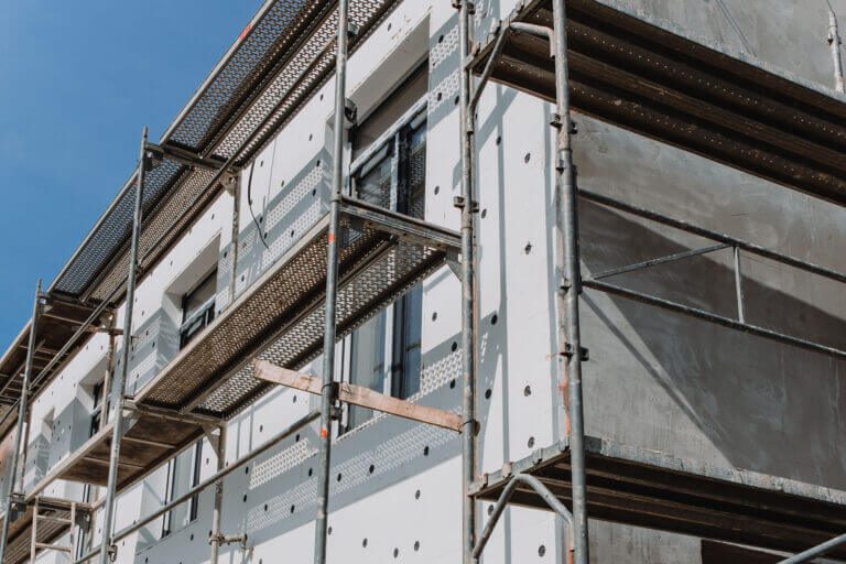 lešení při zateplování bytového domu