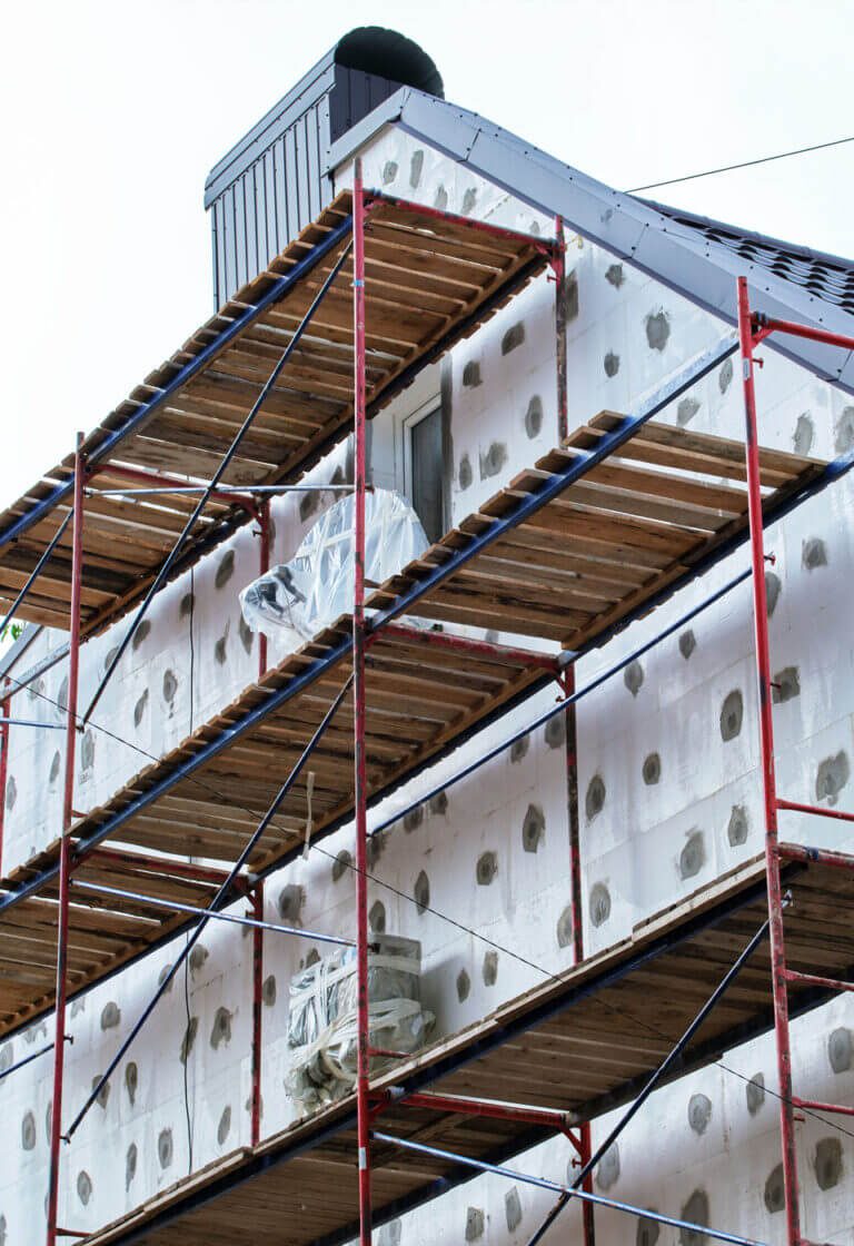 lešení při zateplování bytového domu