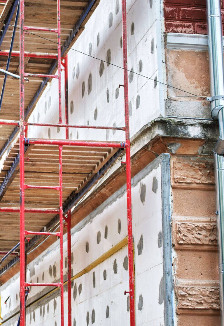 zateplování bytového domu s lešením