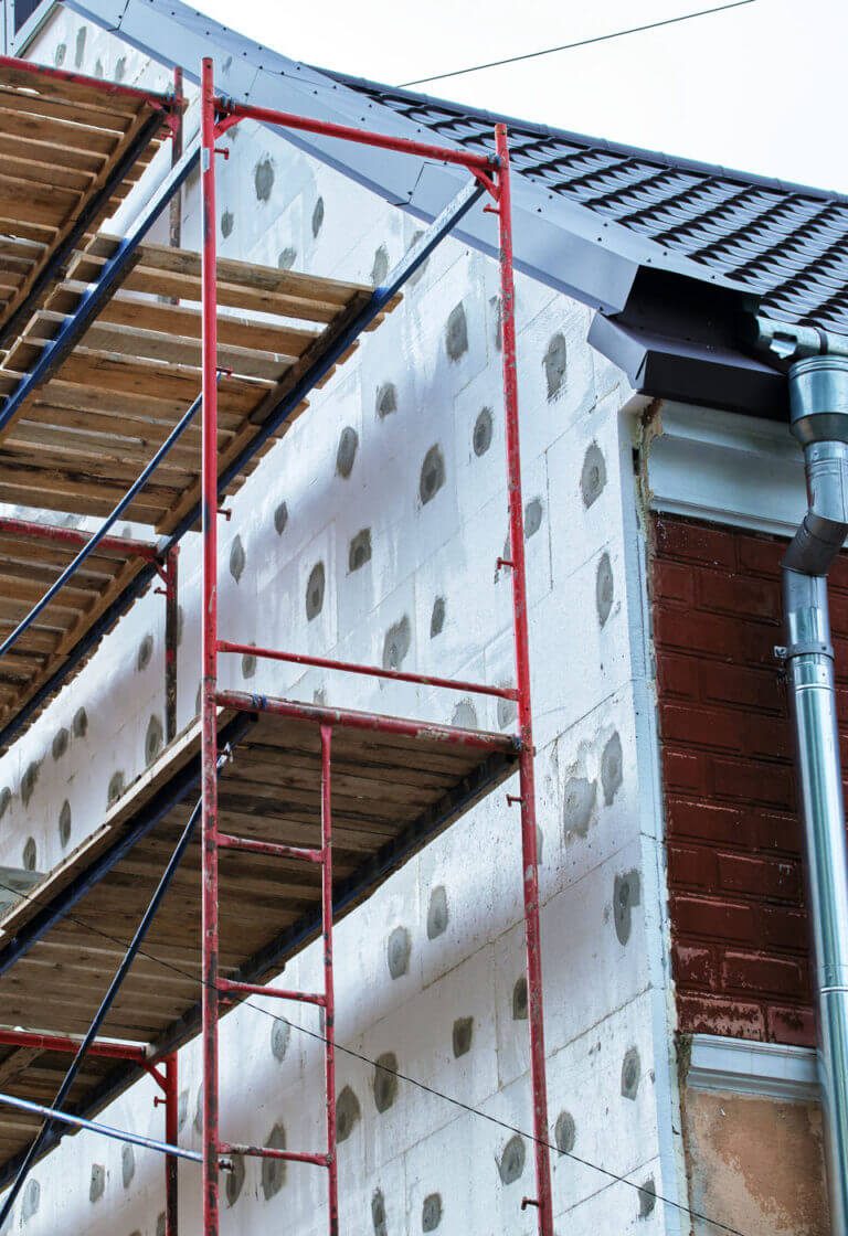 lešení při zateplování bytového domu