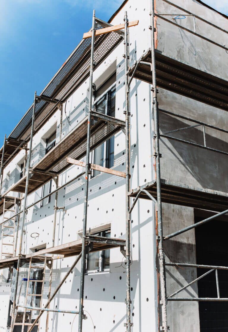 lešení při zateplování bytového domu