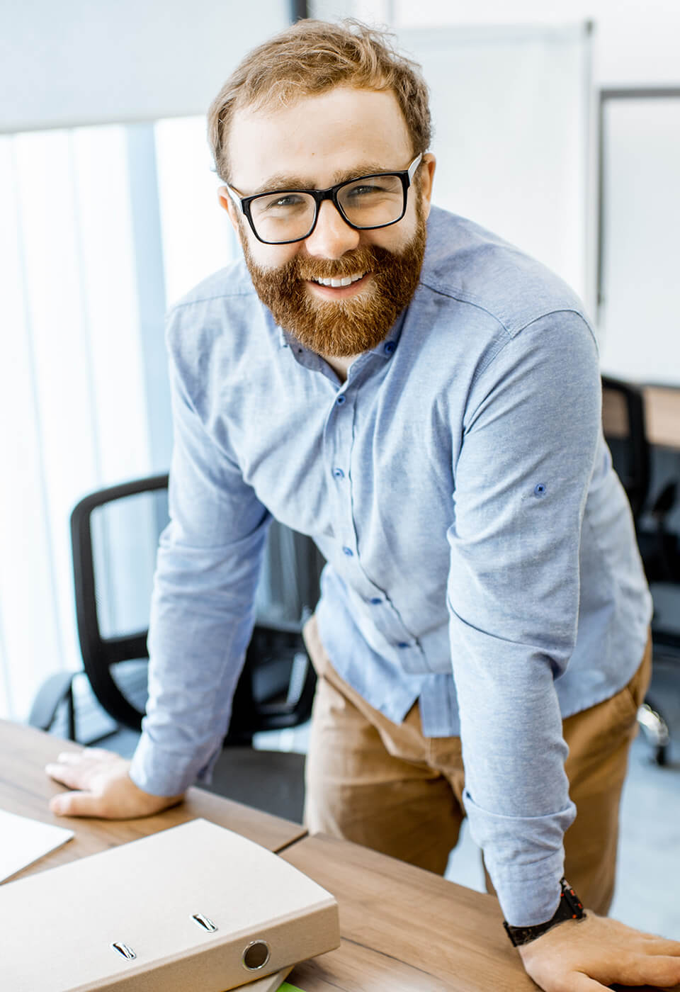 spokojený projektant u stolu