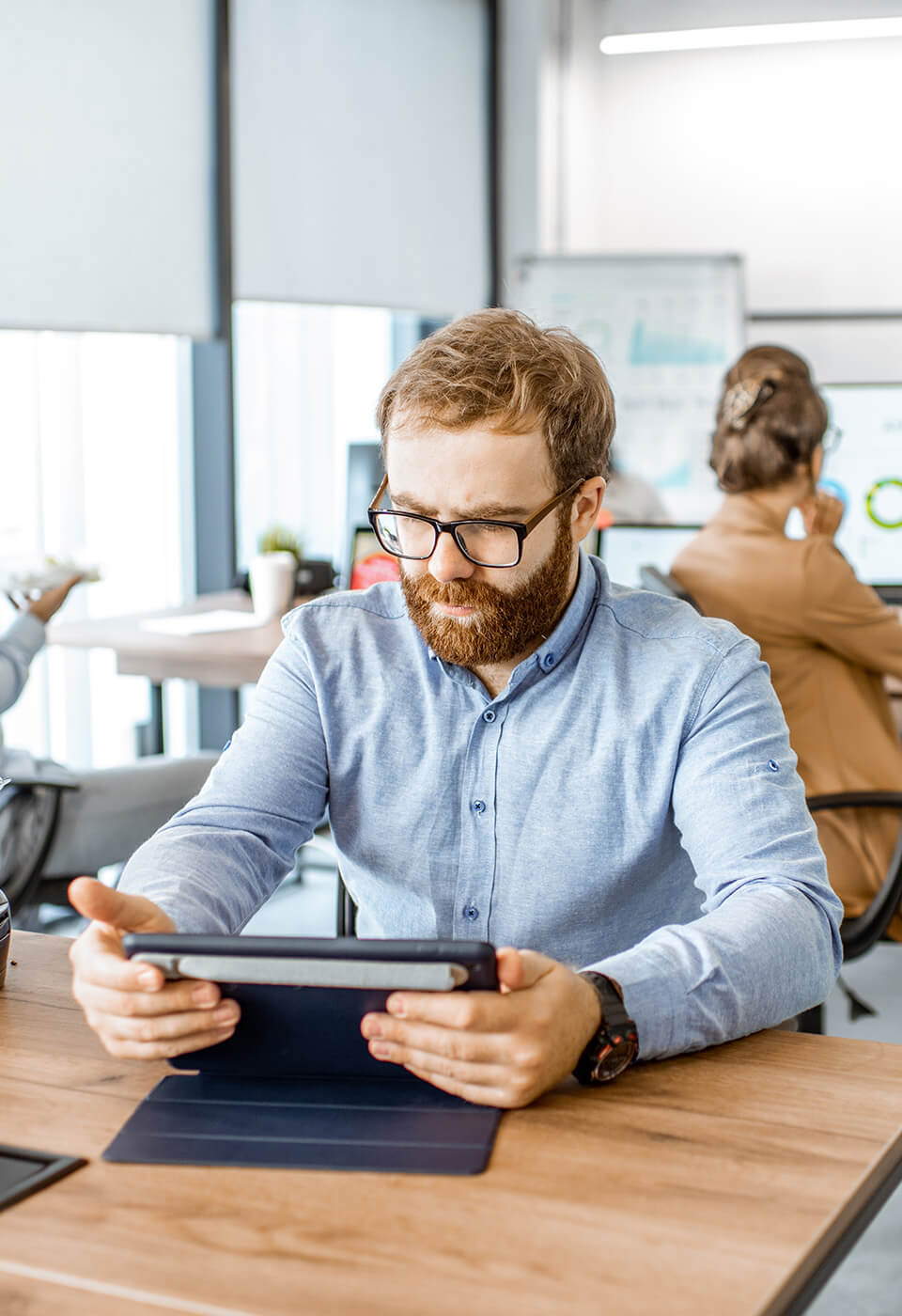 pracovník podává žádost o dotaci na zateplení