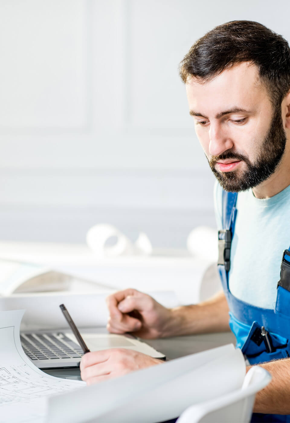 projektant s montérkami připravuje projektovou dokumentací