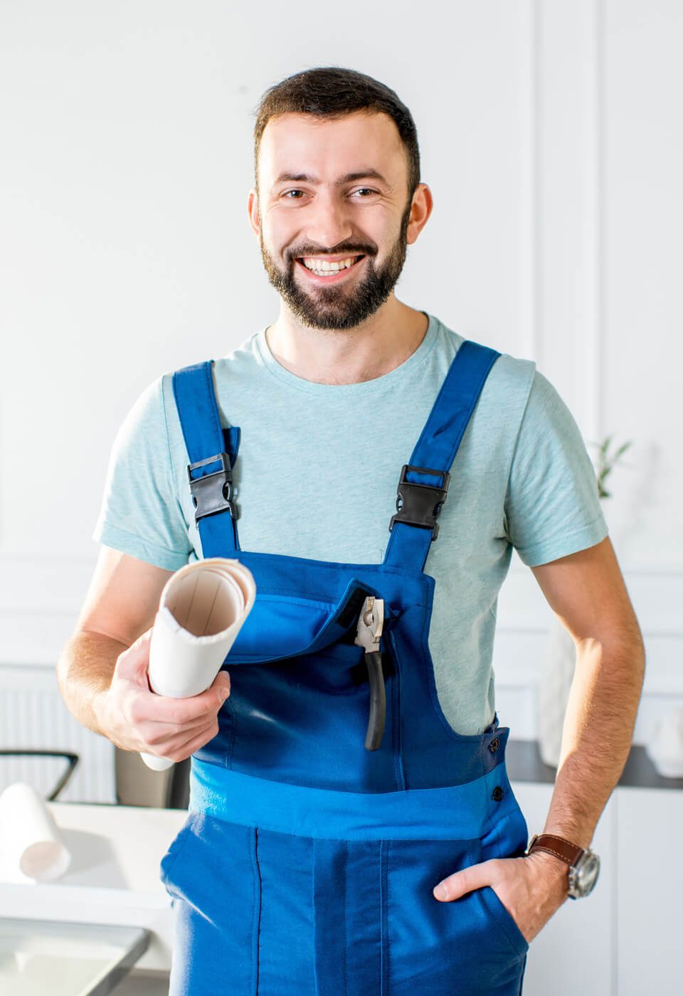 pracovník s montérkami a projektovou dokumentací